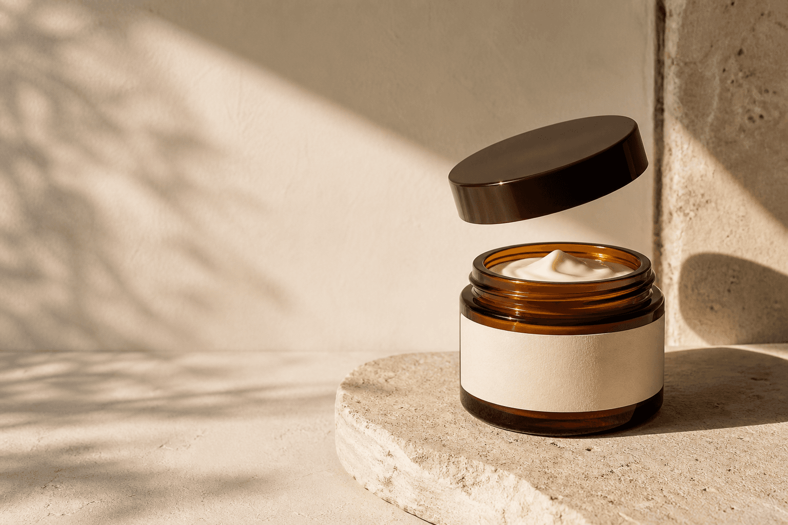 Crema cosmética en envase ámbar